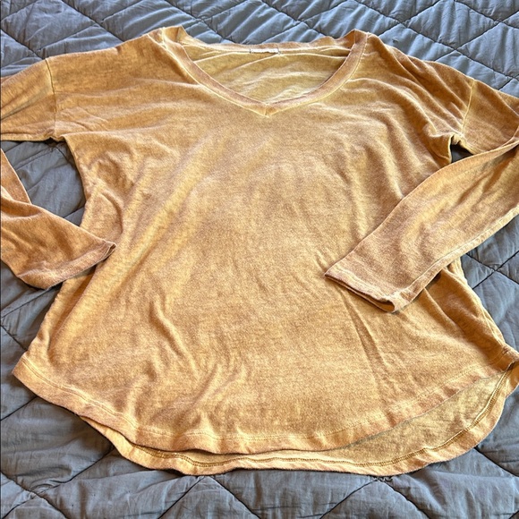 Tops - Women's V-Neck Long Sleeve Top - distressed butterscotch